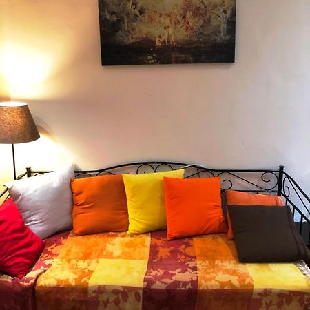 80 m2, 3 yatak odalı, 1 banyolu , Eksarhia bölgesinde Atina Dış mekan fotoğraf