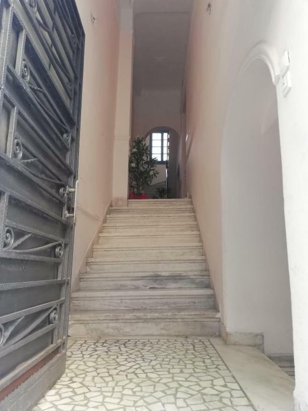 80 m2, 3 yatak odalı, 1 banyolu , Eksarhia bölgesinde Atina Dış mekan fotoğraf