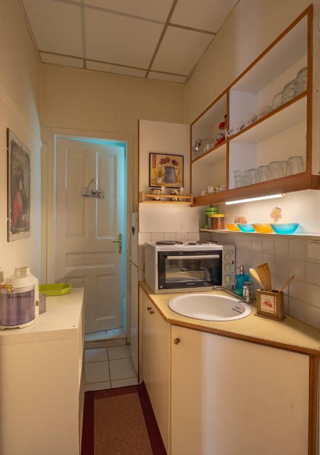 80 m2, 3 yatak odalı, 1 banyolu , Eksarhia bölgesinde Atina Dış mekan fotoğraf