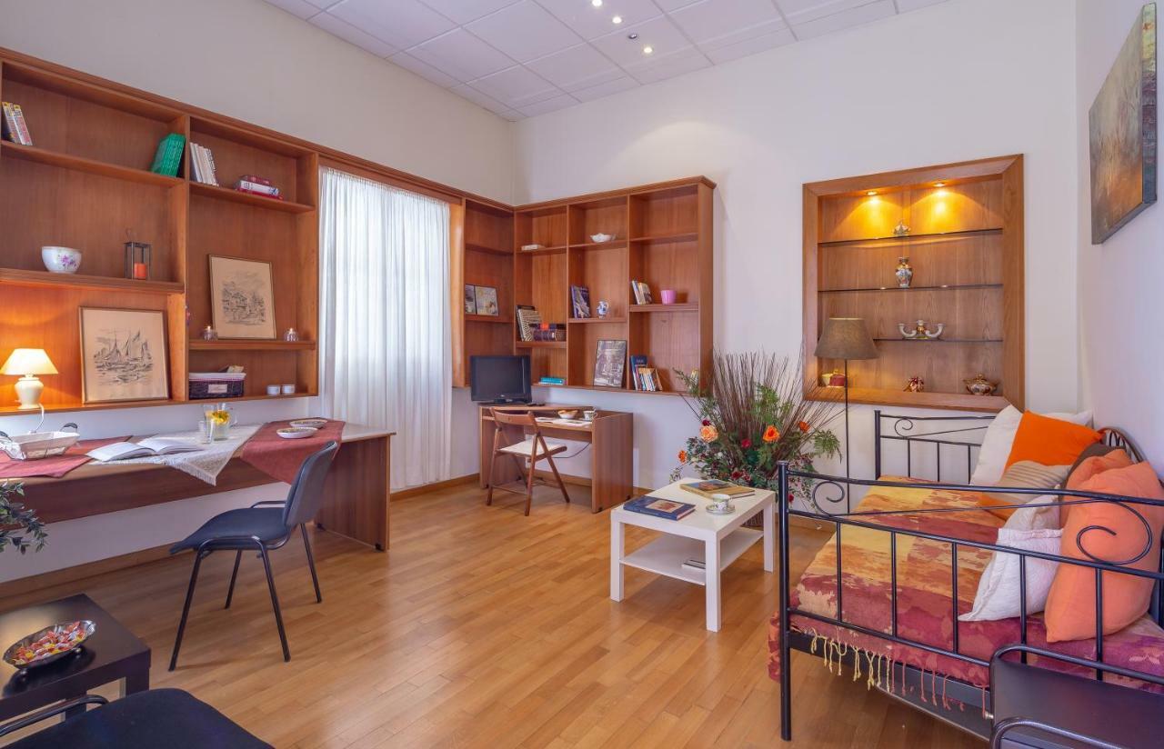 80 m2, 3 yatak odalı, 1 banyolu , Eksarhia bölgesinde Atina Dış mekan fotoğraf