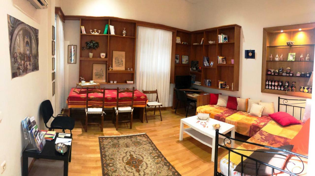80 m2, 3 yatak odalı, 1 banyolu , Eksarhia bölgesinde Atina Dış mekan fotoğraf