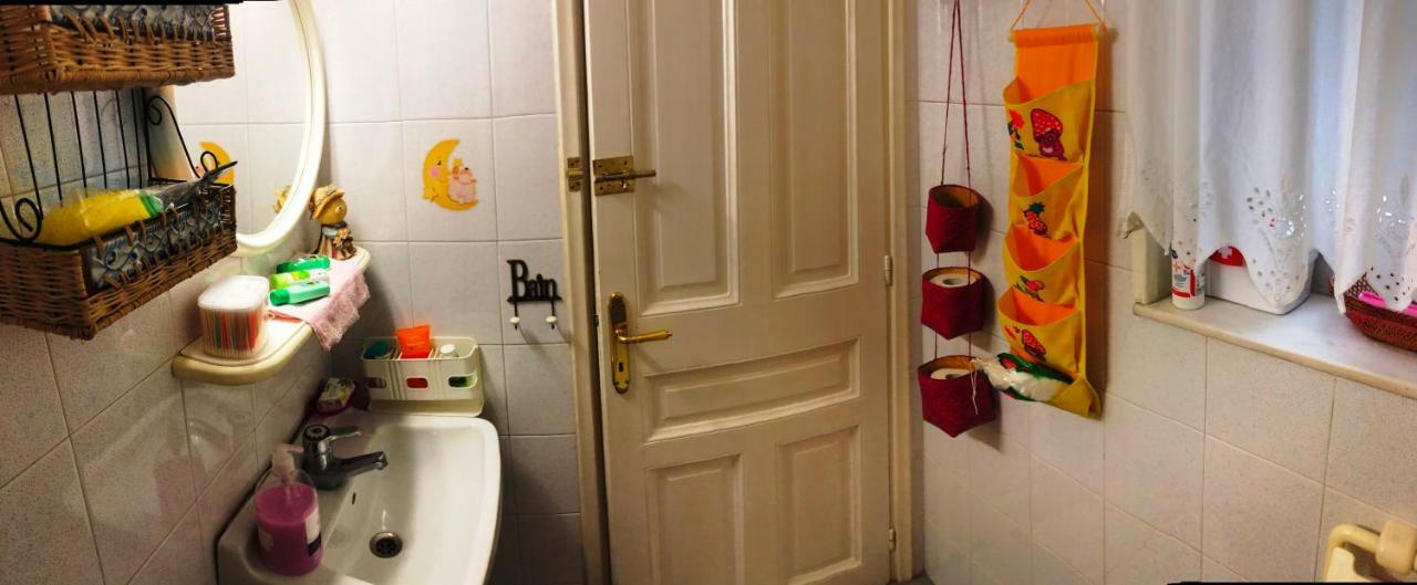 80 m2, 3 yatak odalı, 1 banyolu , Eksarhia bölgesinde Atina Dış mekan fotoğraf